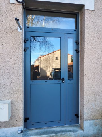  pose rénovation d'une porte aluminium OUVEO à MIREBEAU. Porte deux vanteaux ouverture extèrieur avec imposte fixe, fermeture anti-panique 3 points,  groom de fermeture.