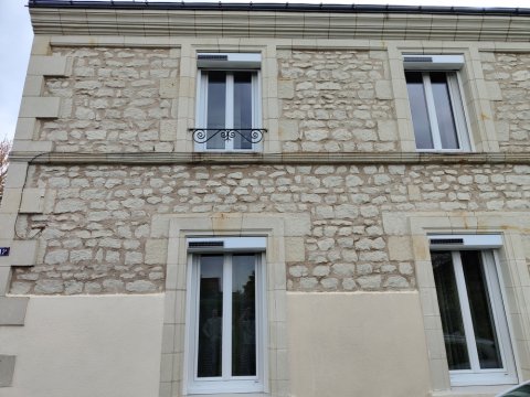 rénovation de fenêtres PVC blanc de la marque BOUVET avec pose de volets roulants solaire BUBENDORFF à Châtellerault Installation de mise en service des volets roulants solaire. Fenêtres deux vanteaux ouverture intérieur, oscillo-battant.