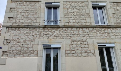 rénovation de fenêtres PVC blanc de la marque BOUVET avec pose de volets roulants solaire BUBENDORFF à Châtellerault Installation de mise en service des volets roulants solaire. Fenêtres deux vanteaux ouverture intérieur, oscillo-battant.